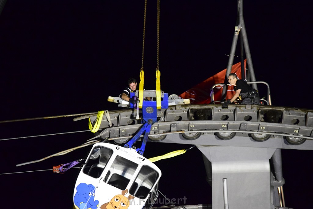 Koelner Seilbahn Gondel blieb haengen Koeln Linksrheinisch P910.JPG - Miklos Laubert